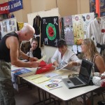 Les hôtesses du club vantent les bienfaits du Tai-chi, dans la bonne humeur.